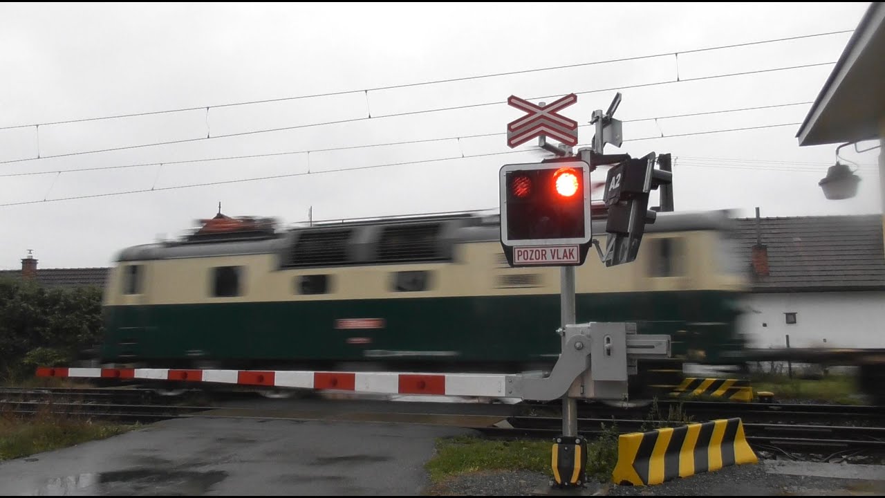 Železniční přejezd Otradovice #2 - 10.10.2020 / Czech railroad crossing