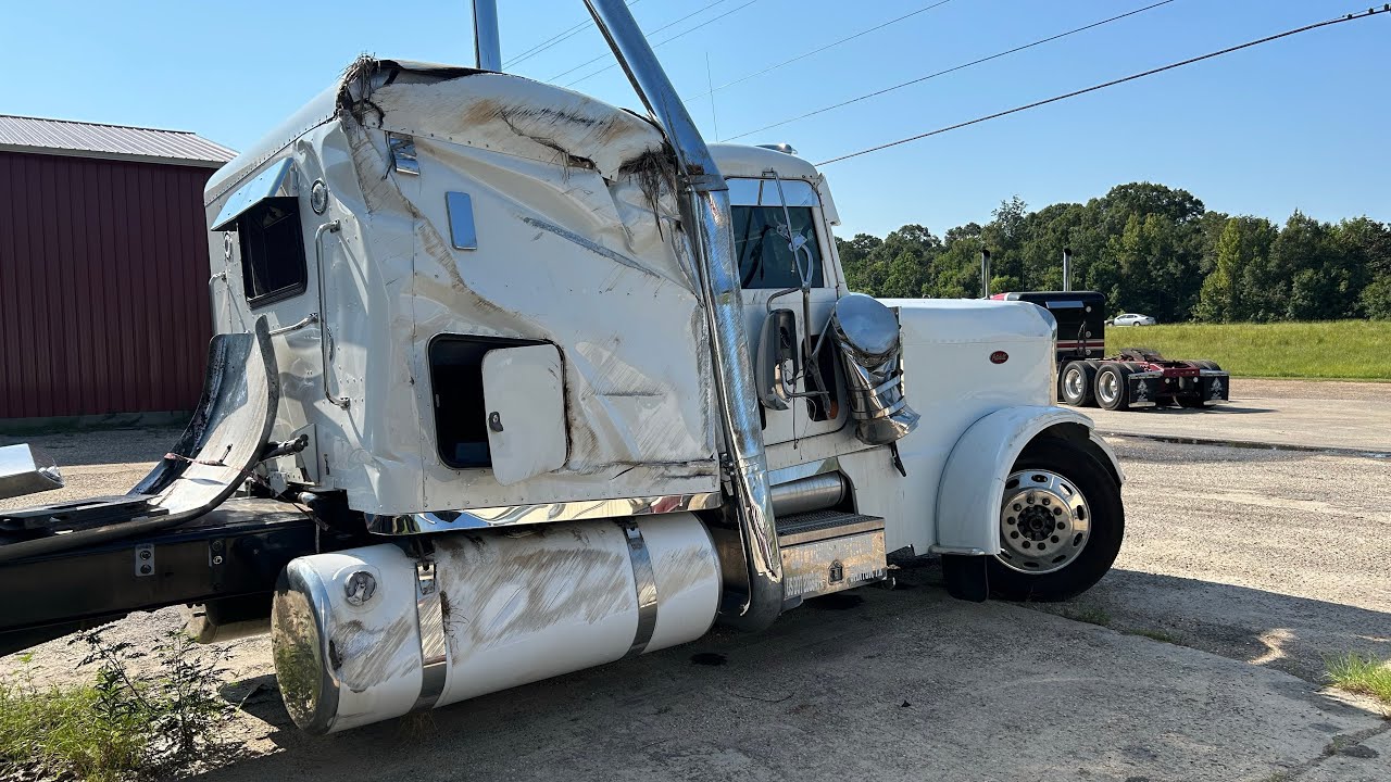 МОЙ ДРУГ КУПИЛ ЭТОТ РАЗБИТЫЙ PETERBILT 389 РАДИ ДВИГАТЕЛЯ.