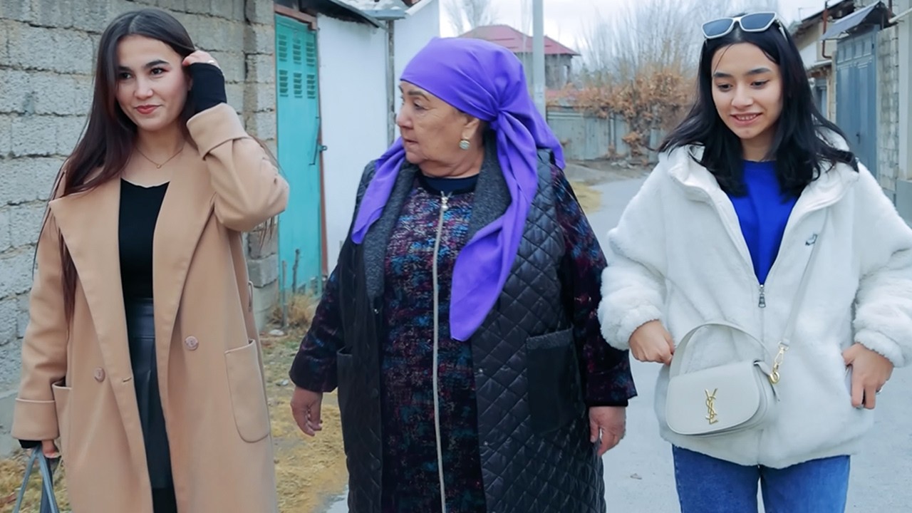 😡 Ёлғиз аёлнинг уйини алдаб тортиб олган фирибгар 3 опа-сингил надомати | Nadomat