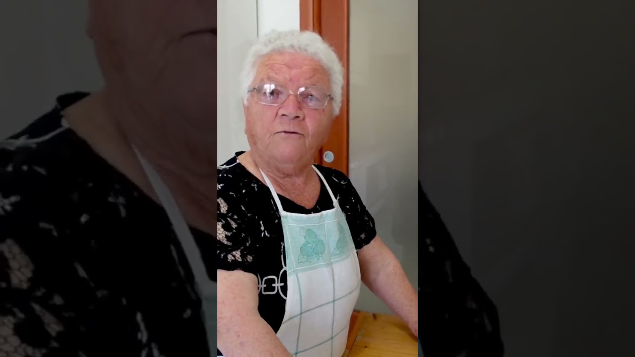 Nonna Angelina (la chiamano tutti cosi) mi mostra come preparare i fusilli cilentani.