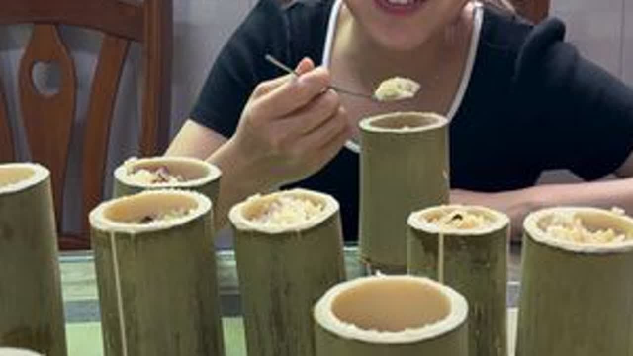 媳妇在农村做竹筒饭，竹香味扑鼻而来，婆婆吃了赞不绝口 #竹筒饭 #婆媳关系 #我的乡村生活 #幸福的生活伴你左右开心的日子乐不够