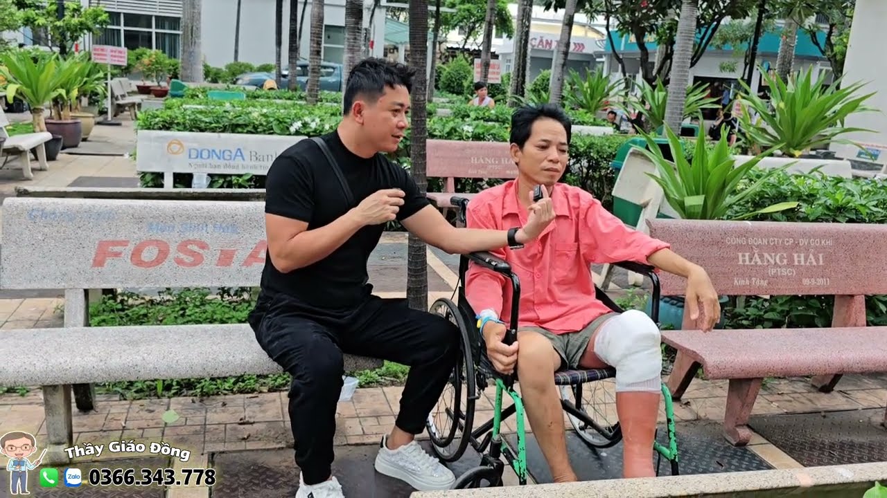Bất ngờ nhận tin sốc buộc thầy giáo đồng phải nghỉ từ thiện vào gấp bệnh viện để cứu lấy đôi chân 