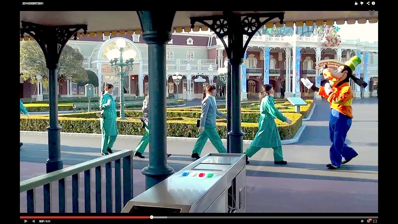 グーフィー、キャストを先導してゴミ箱にぶつかるｗ（開園前グリーティング TDL）