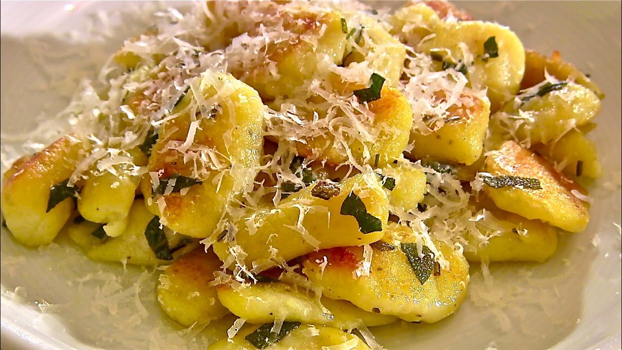 Gnocchi-Gnocchi selber machen-Gnocchi mit Salbeibutter und Parmesan