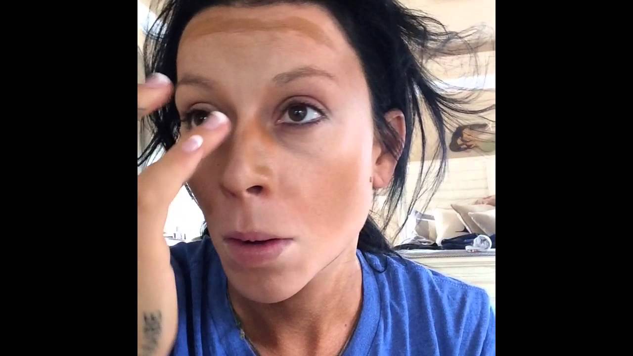 AshleyHorner does her makeup