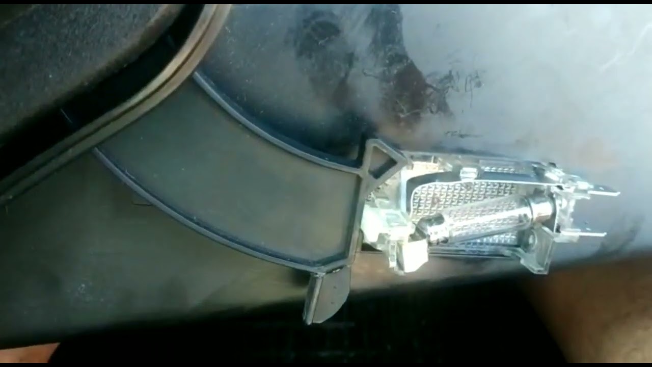 Mal contato no soquete da luz do porta luvas.