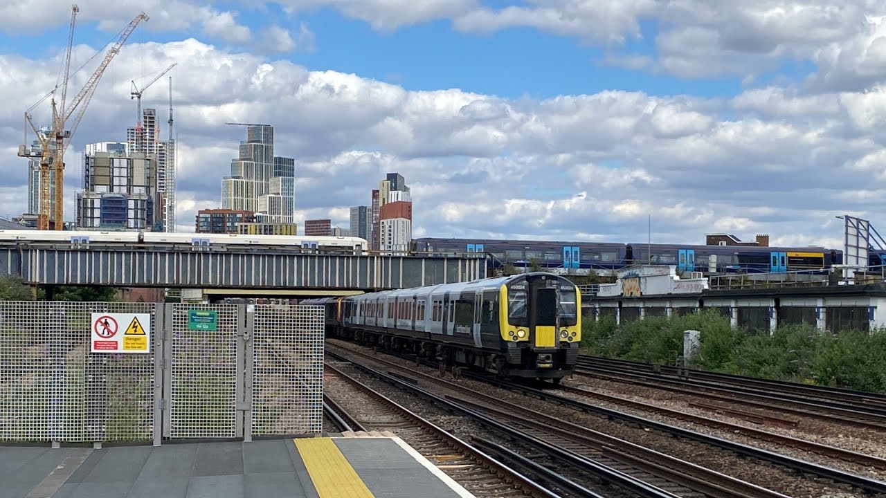 Trains at Queenstown Road Battersea (SWML) 05/07/2022