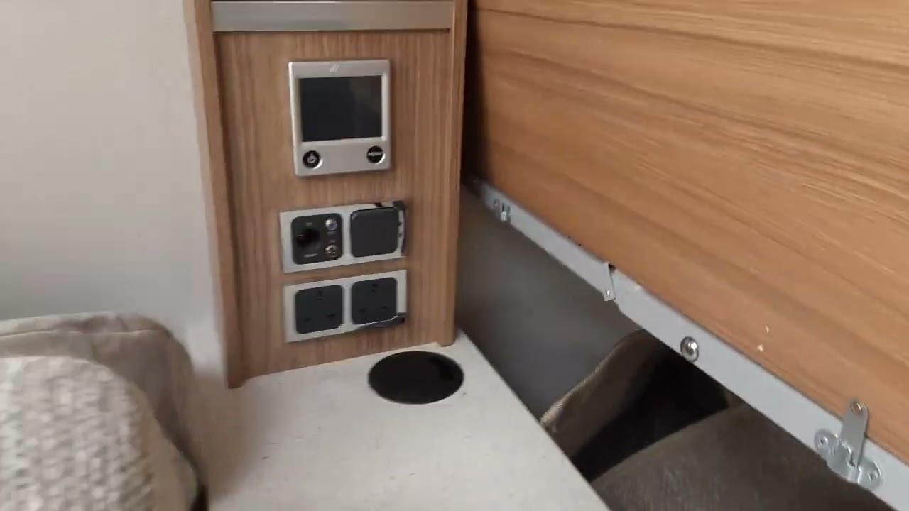 FC18342- 2017 Coachman VIP 520/4