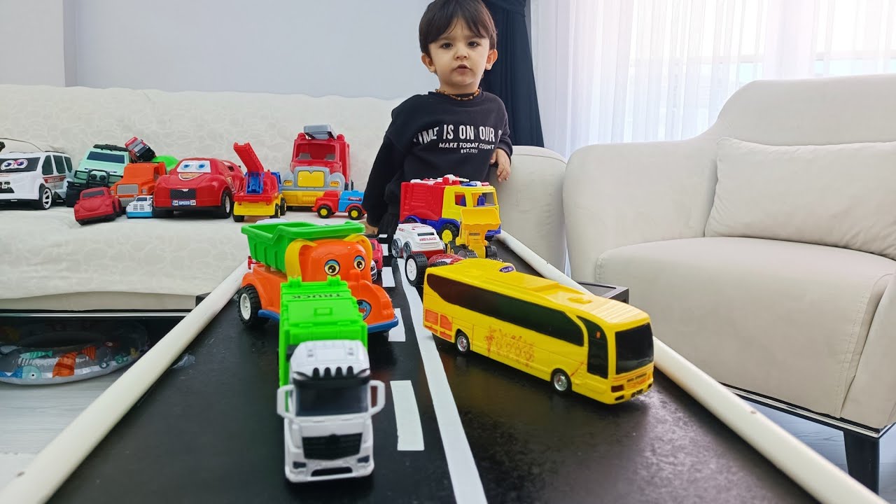 Oyuncak arabalar ışıklı ambulans canavar kamyon traktör Fatih Selim kopru gecis 