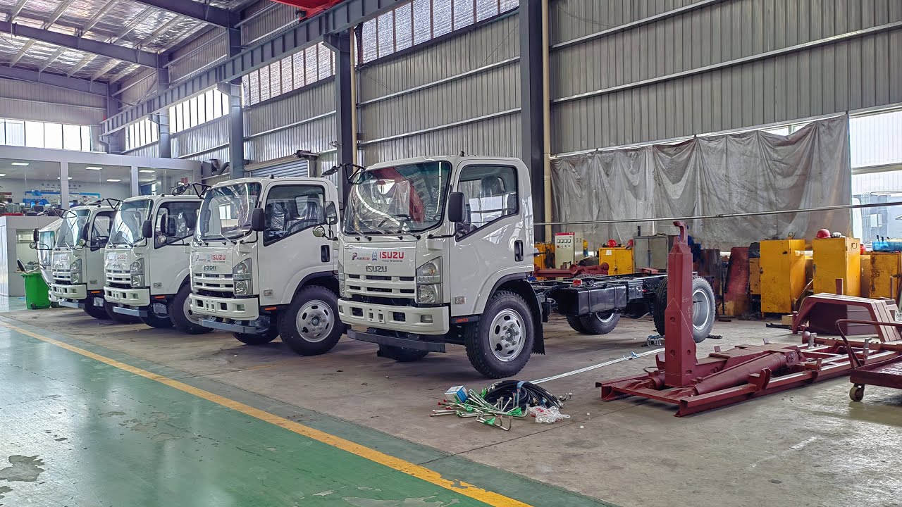 ISUZU NPR  Hook Lift Garbage truck with direct factory sale