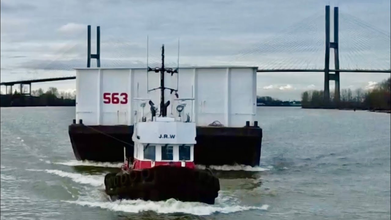Tug & Tow Fraser River BC Canada #zombie @TheCranberriesTV 