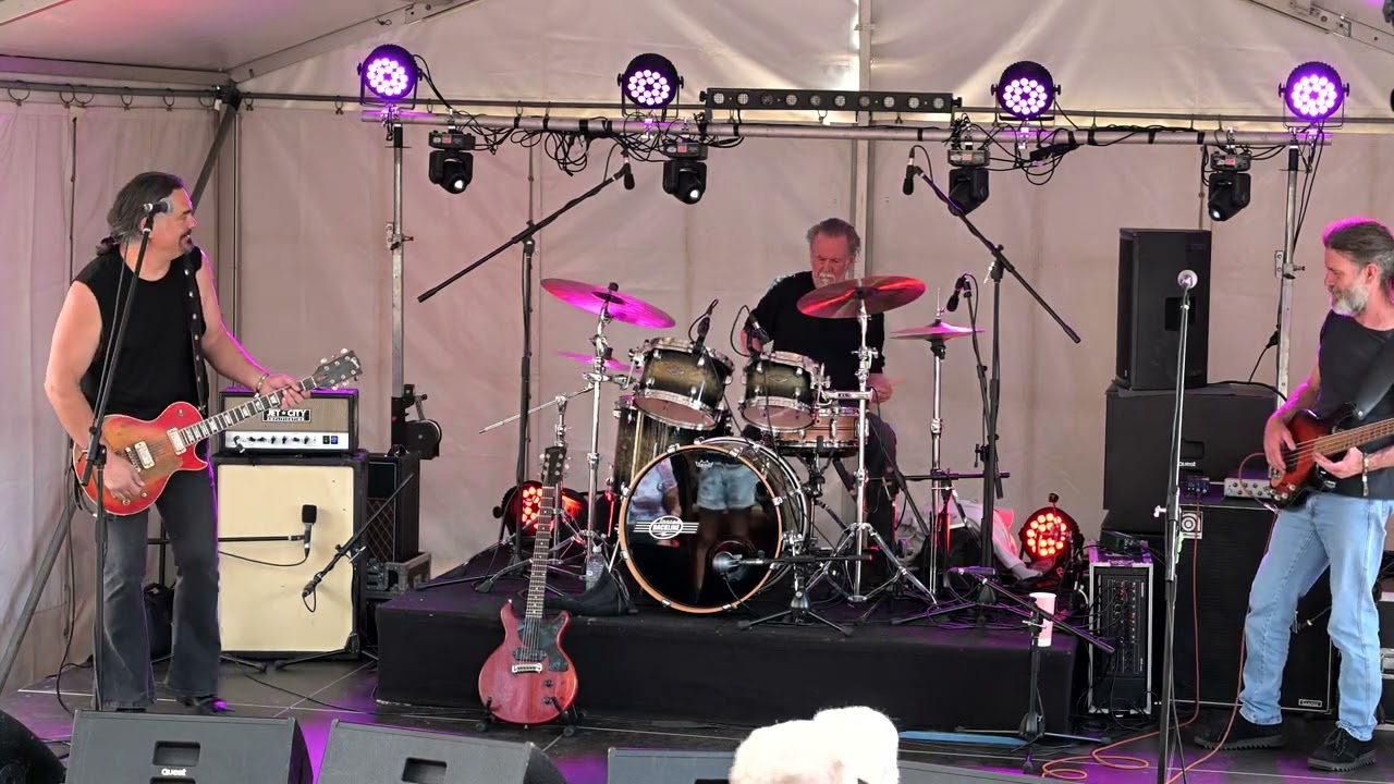 VDELLI BAND SUNDAY 10TH 11 2024 at the bridgetown blues hotel   DSC 0152