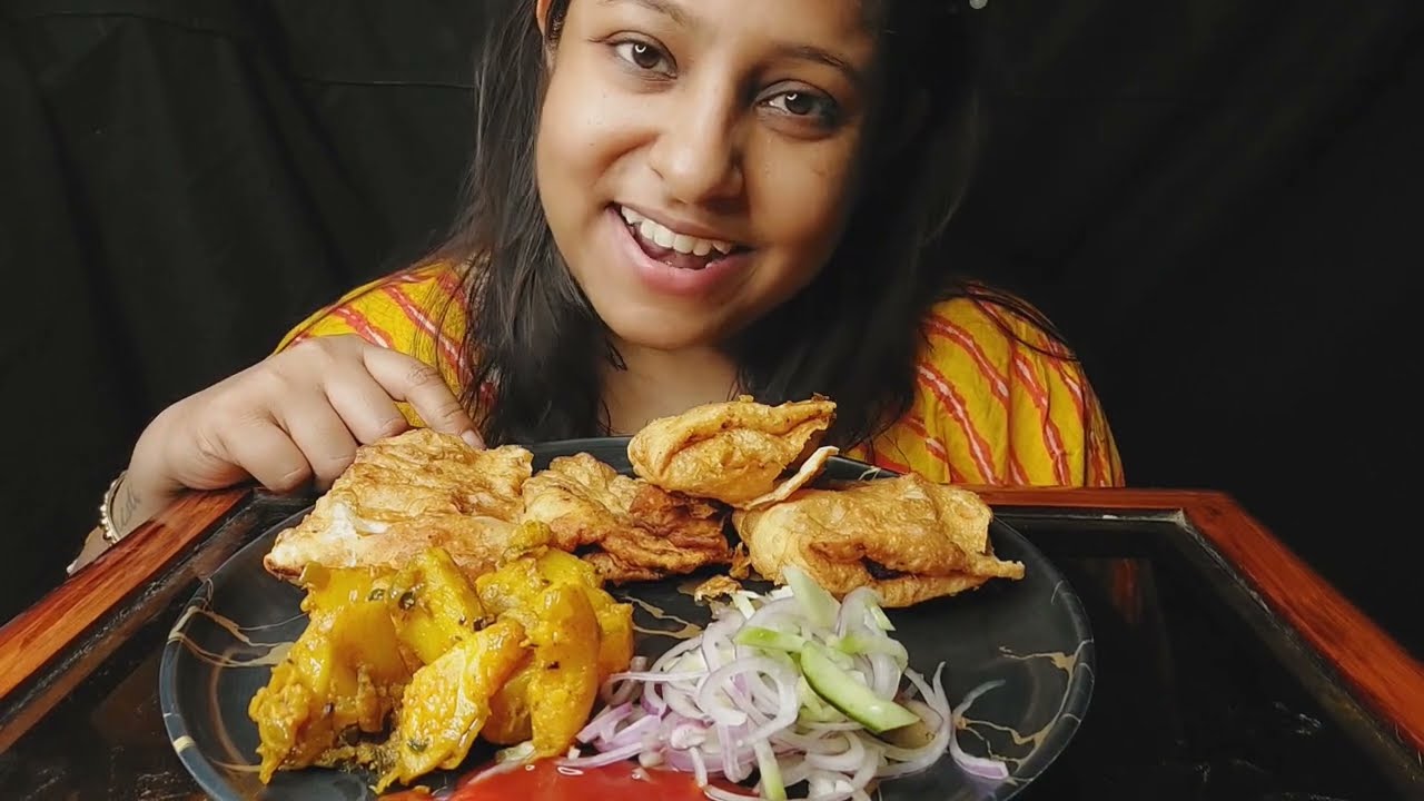 Eating show - Egg Chicken Moghlai | Foodie Poulami | Poulami Eating Show | Street Food Eating