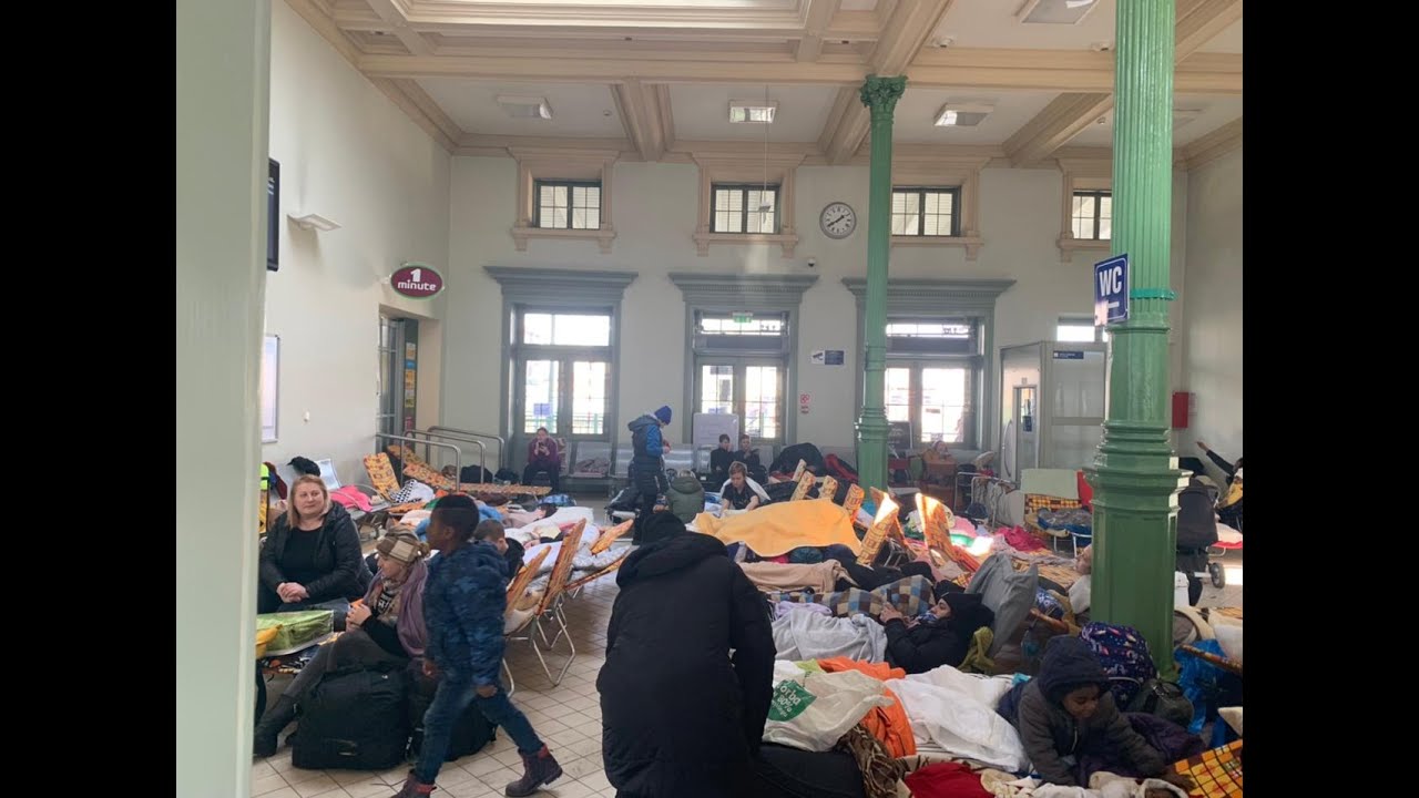 Ukrainian Refugee Organizes Evacuation Effort in Poland as Russia Advances