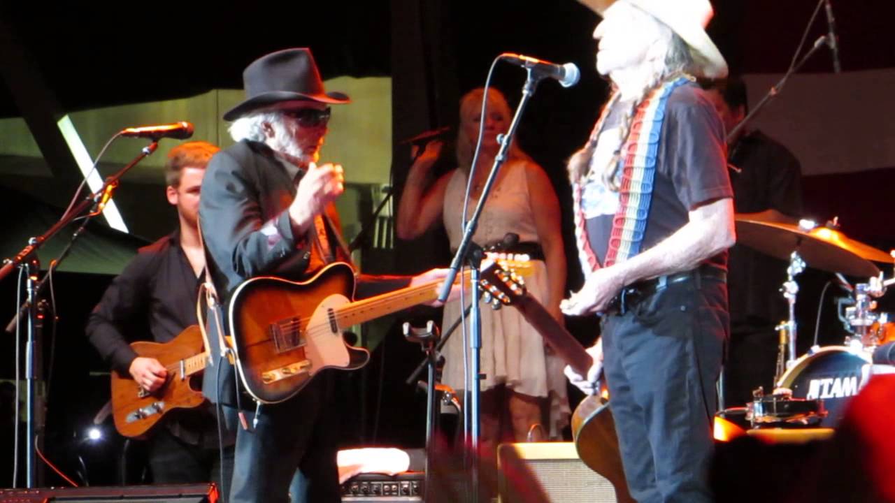 Willie Nelson and Merle Haggard -  Pancho And Lefty
