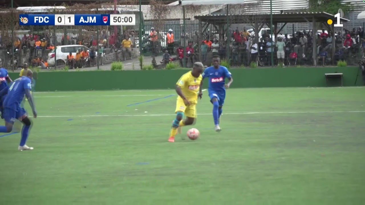 La coupe de Mayotte football : Feu du centre Mroalé et AJ M'tsahara au stade de Iloni