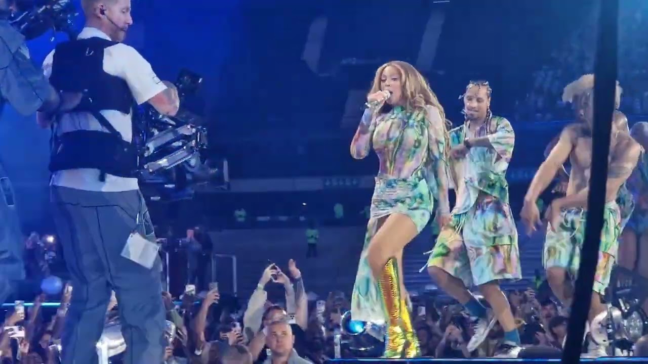 Beyonce Break my soul and Vogue Madonna Queens remix Renaissance World Tour Paris FRONT ROW