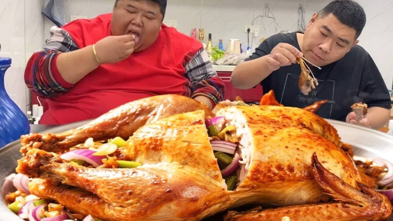 Monkey King bought a turkey for 300 yuan and roasted it over a fire for three hours!