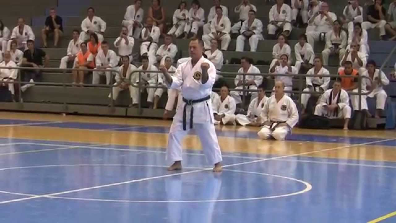 kata seisan realizado por sensei Ryoichi Onaga