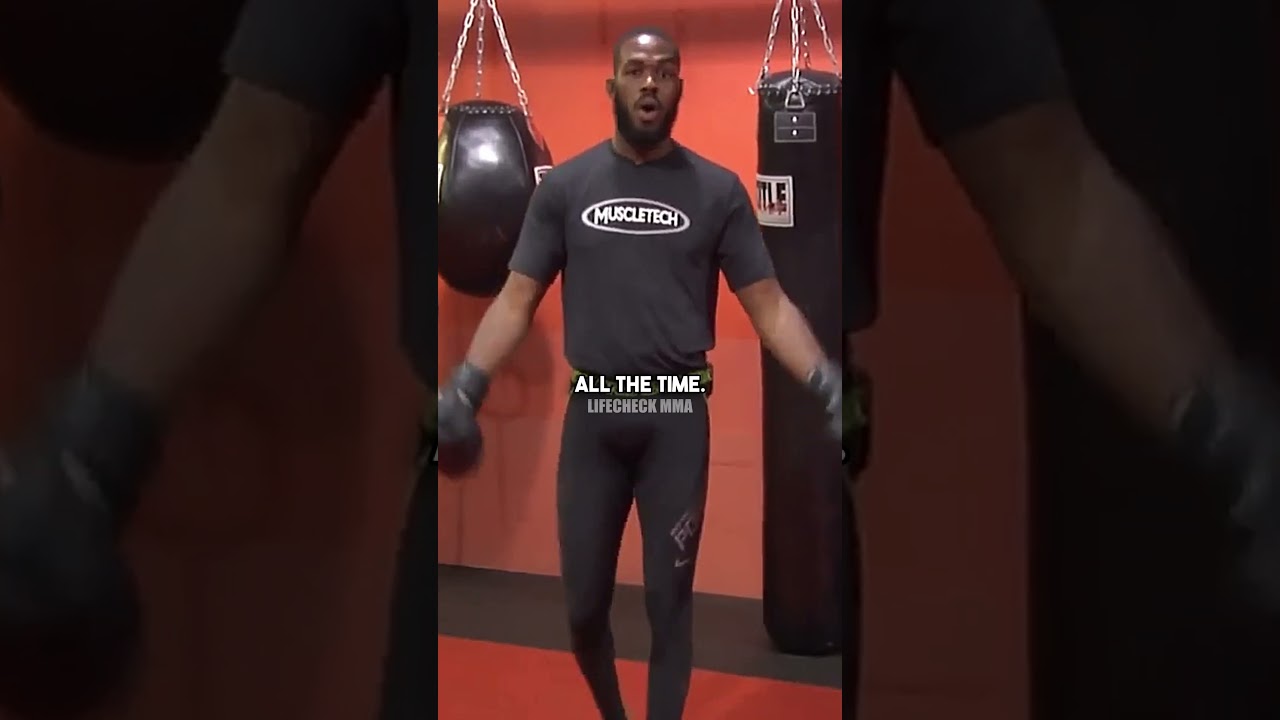 Убийственный вращающийся локоть Джона Джонса 😳💥