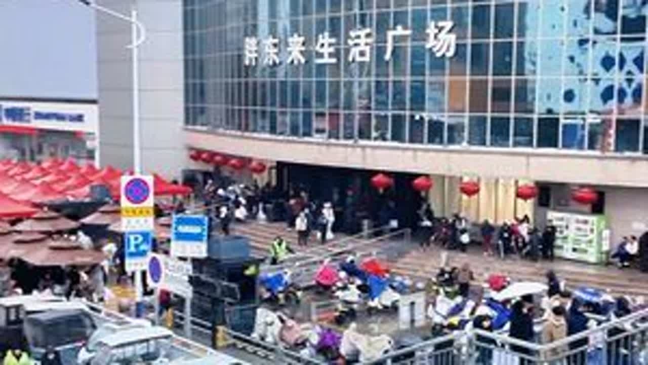 听说本地人都不来这买东西。。。因为人太多。哈哈哈。确实没有体验到像别人发视频那样的服务态度。不过东西确实新鲜而且味道非常好。购物车排队半小时才能领到。。这点我破防了。。#胖东来超市 #回家 #方...