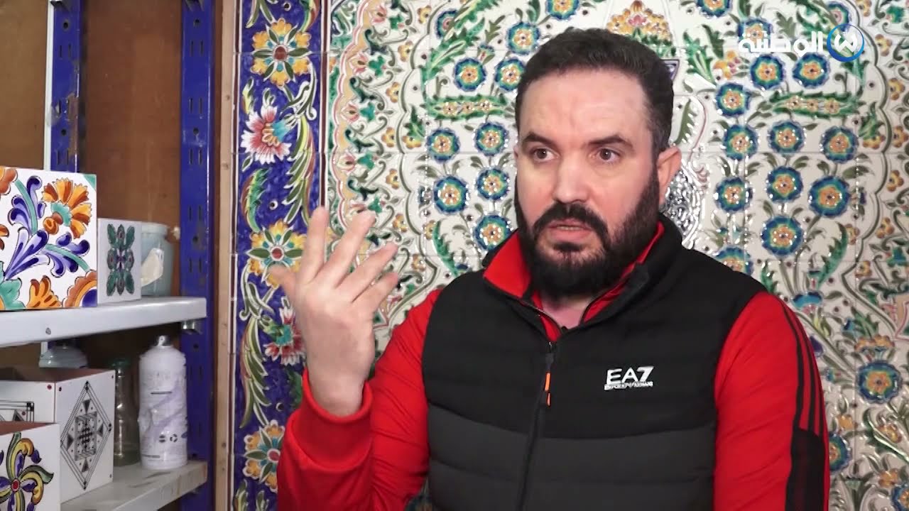 الرسم على السيراميك أنامل ذهبية وحرف لا تموت