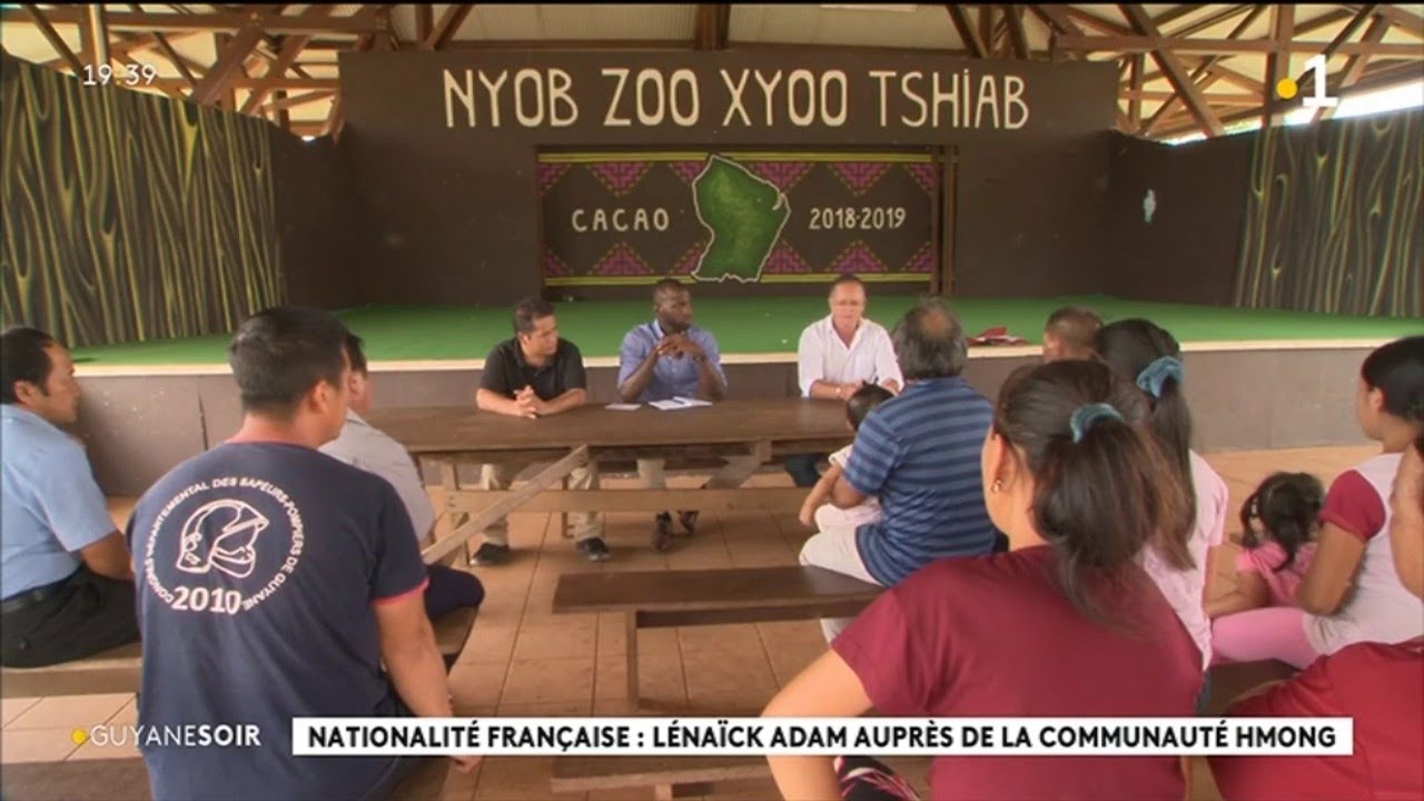 Nationalit&eacute; fran&ccedil;aise : L&eacute;na&iuml;ck Adam aupr&egrave;s de la communaut&eacute; hmong
