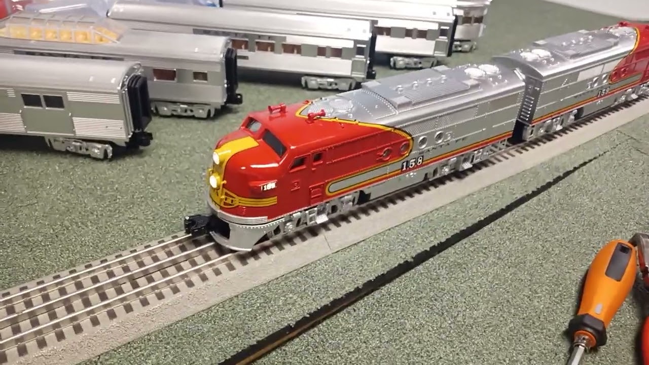 Lionel Lionchief Santa Fe Super Chief AA with 5 car passenger set