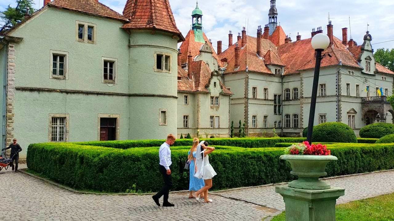 Палац Шенборнів, він же замок Берегвар у Карпатах. Територія санаторія Карпати 2025