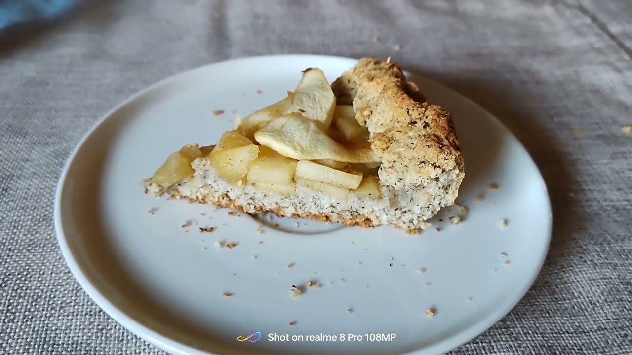 Le ricette improvvisate: crostata di mele con cocco e farina di grano saraceno