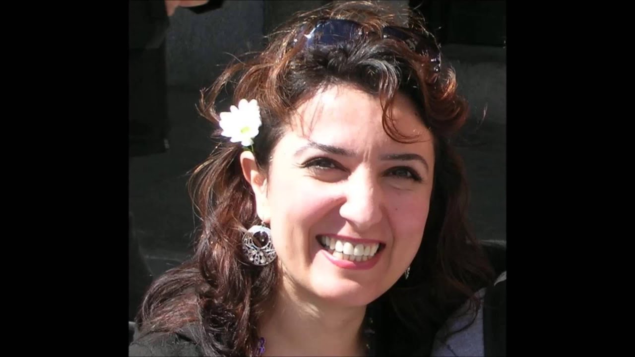 Yeşil Yaprak Arasında Kırmızı Gül Goncesi - Elif İnci Sarıkuş