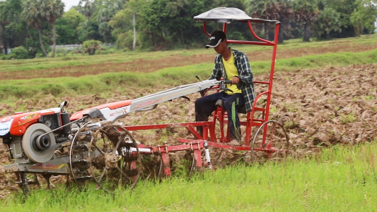 Mini Tractor Kubota RT 140 Plows Soil | គោយន្ដភ្ជួរដីស្រែ |