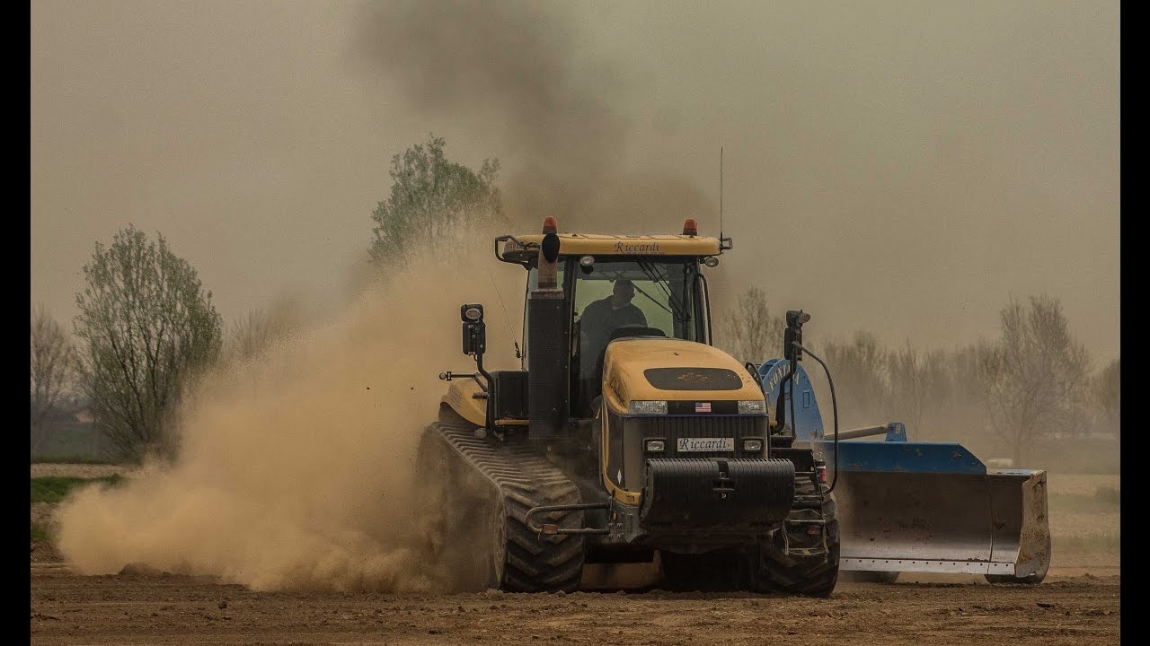 Big earth moving with CHALLENGER MT865B & CLAAS Axion950