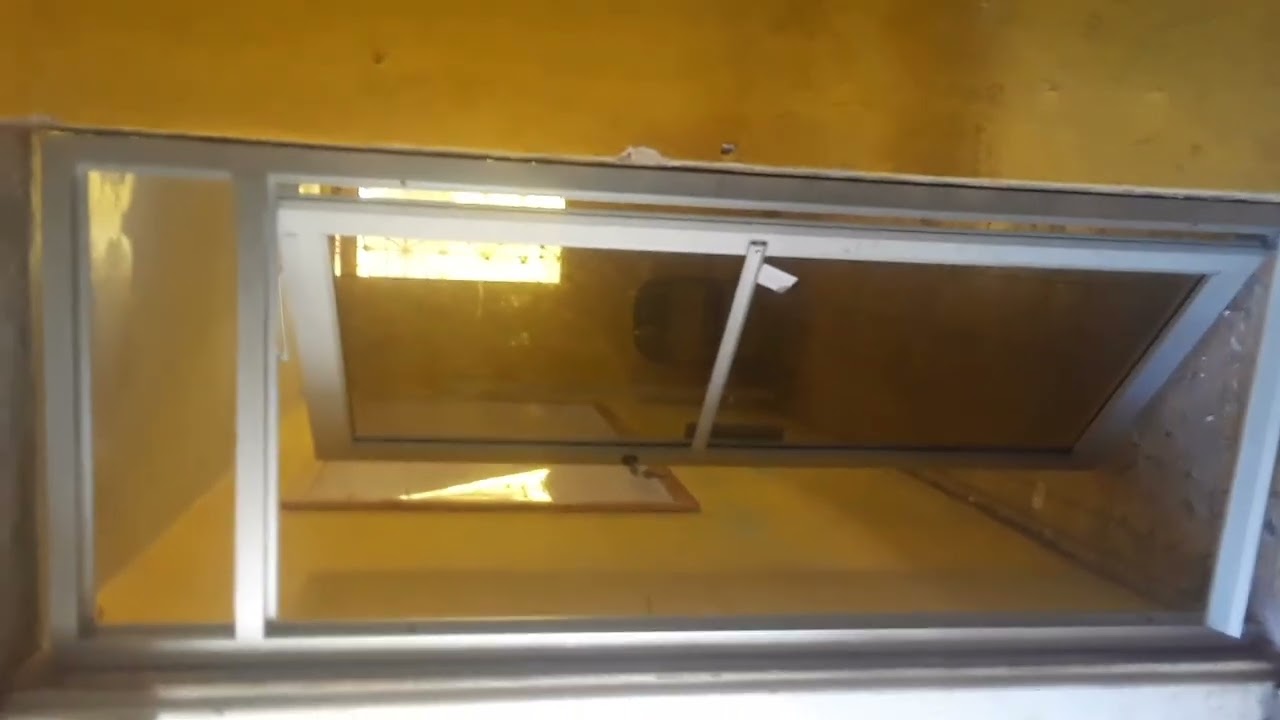 Porte pivotante avec imposte