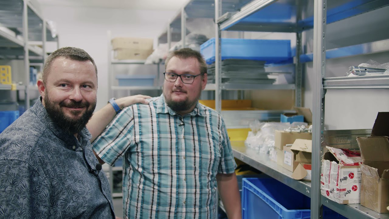 Bonami - paletové regály, policové regály, vestavěná plošina a AGV LEO pro logistické centrum