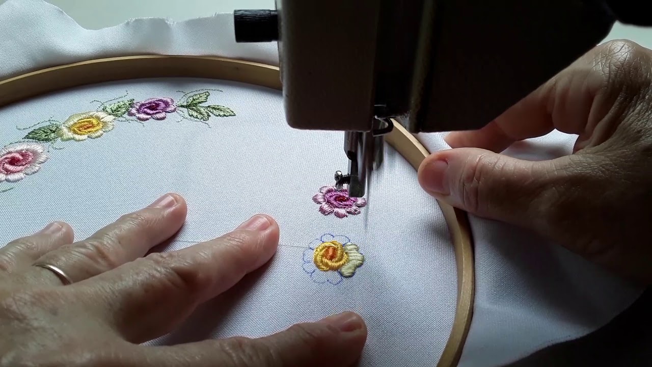 (33) rosas pequenas bordadas em máquina zig zag