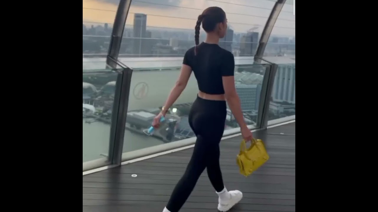 Julia Barreto nag Sunset yoga sa rooftop Ng Marina Bay Sands.
