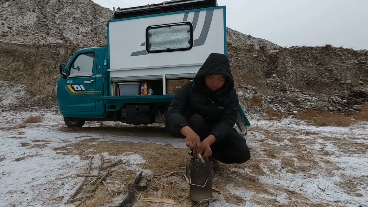 【阿程的小房车之旅】 才暖和了幾天又開始下雪大降溫了，氣溫驟降被凍得瑟瑟發抖，躲在小房車裡燒爐子取暖煮火鍋魚吃太舒服了#戶外美食 #露營 #治癒 #取暖神器 #床車生活