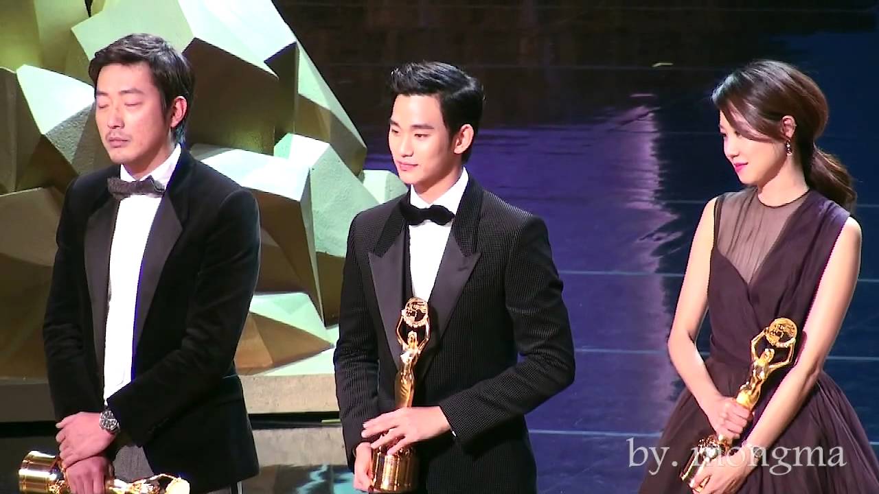 121130_청룡영화제_김수현_인기상 수상