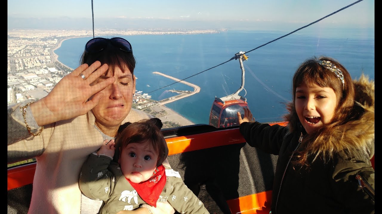 BERKAY BEBEK İLE TELEFERİĞE BİNDİK. LERA YİNE ÇOK KORKTU GÖZLERİNİ AÇAMADI. ANTALYA TÜNEKTEPE
