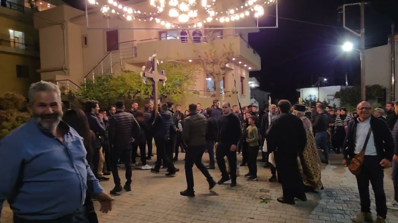 Στα Ανώγεια  Μεγάλη  Παρασκευή  ο κόσμος με υπομονή περιμένει τη περιφορά του Σταυρού