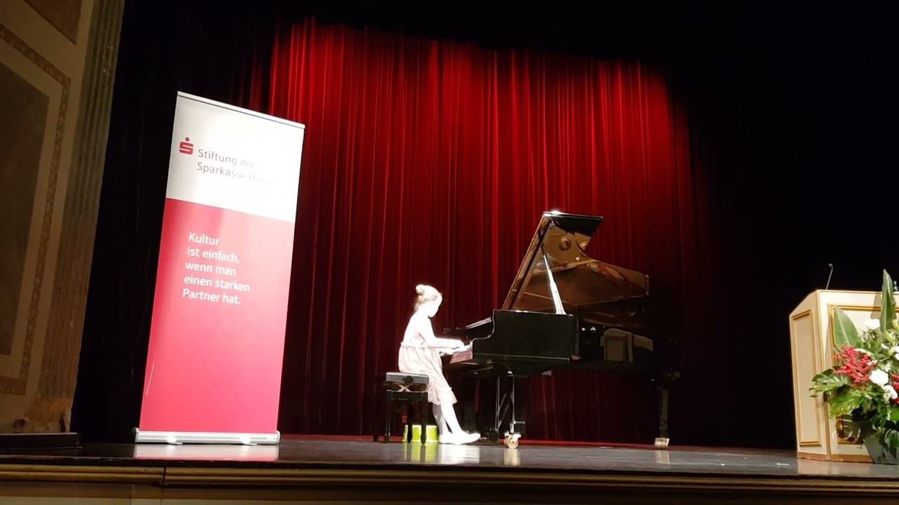 Anastasia Korolev spielt P. I. Tschaikowsky 