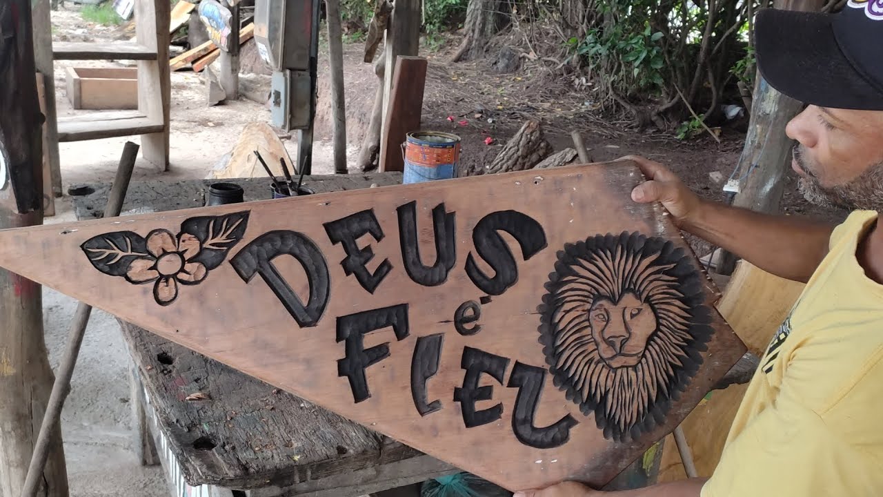 ensinando a como fazer uma placa em baixo relevo usando 2 formões