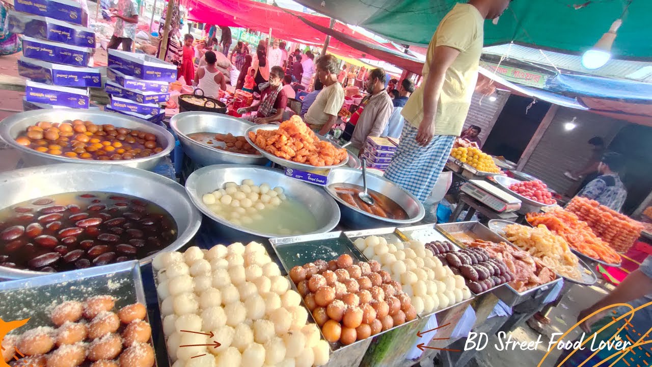 ঢাকার মধ্যেই গড়ে উঠেছে গ্রাম্য হাট। Village Market in Beraid Boat Ghat
