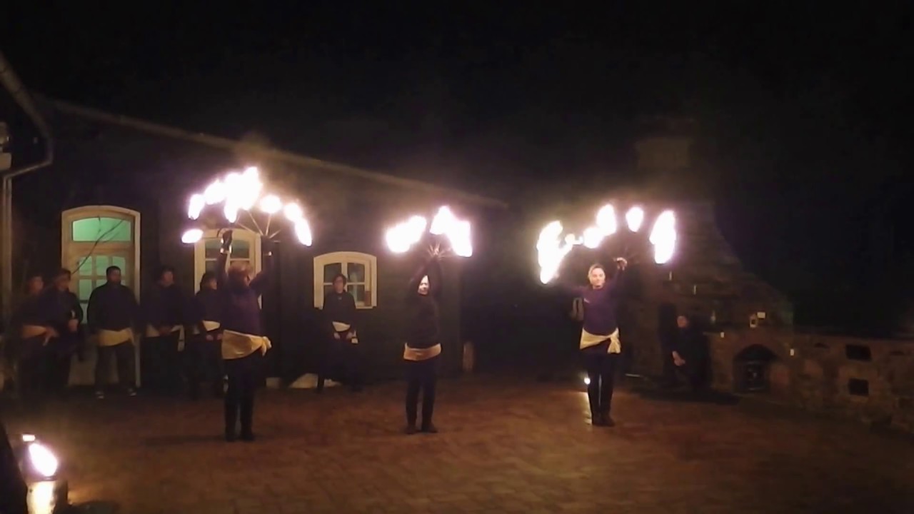 Feuertanz der Hartauer SCHKOLA-Mitarbeiter
