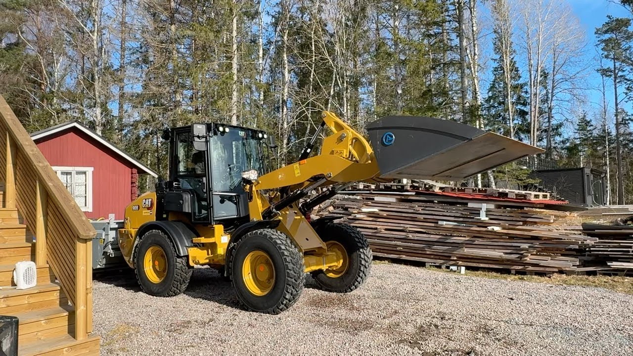 Köp Hjullastare CAT 908 med många redskap på Klaravik