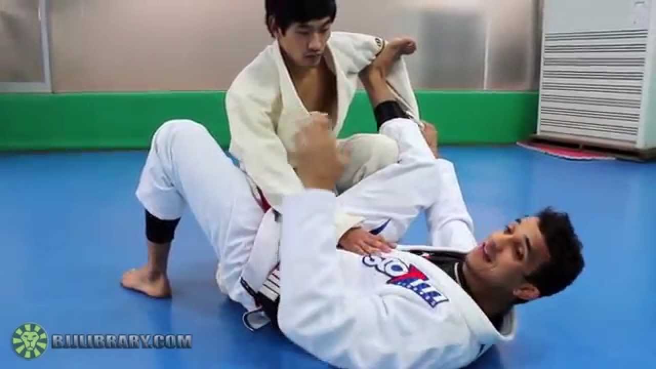 Spider Guard Scissor Sweep to Triangle with Romulo Barral (BJJLIBRARY.COM)