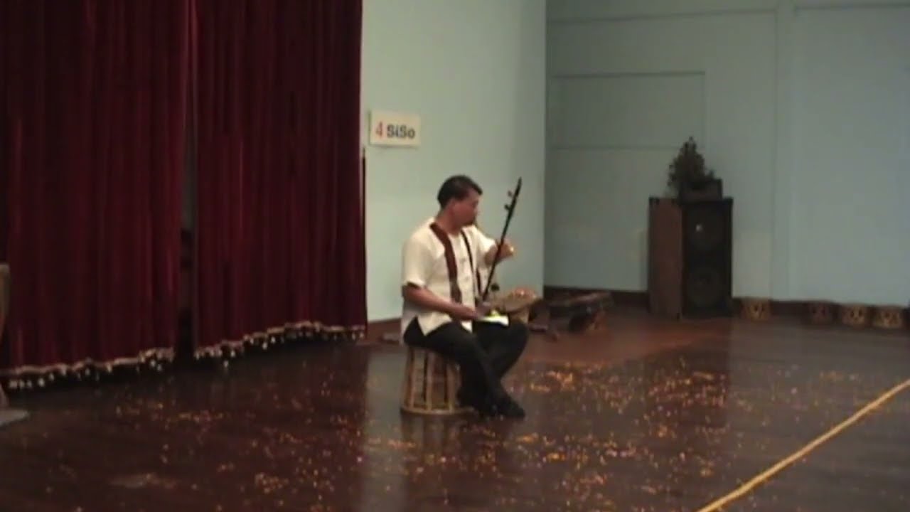 Lao Saw ຊໍ Performance Vientiane, Laos December 2005