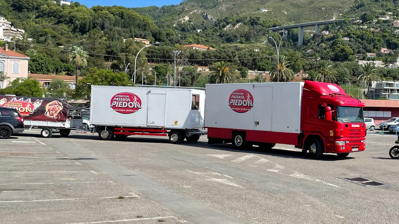 Arrivée du Cirque Piedon, sur la place de Menton le 20 août 2024 - Attention Passage Piedon !!!