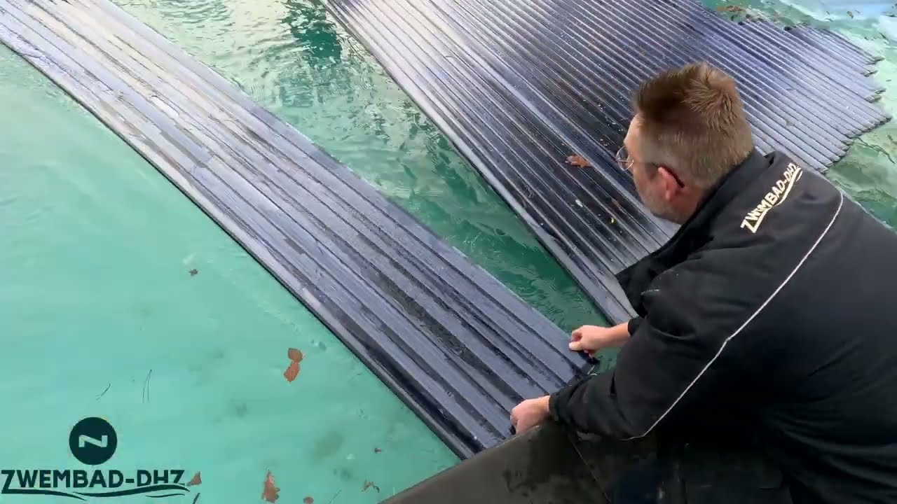 Zwembad-DHZ plaatst een Roldeck lamellenafdekking (transparant blauw solar)